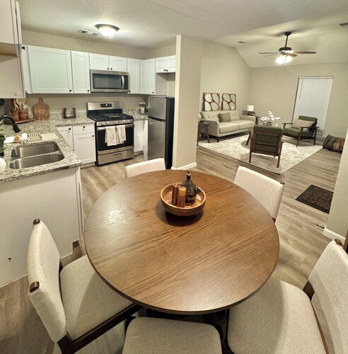 Cozy & Fancy 3BR Cottage Near Historic Downtown McKinney - Family Mid-Term Ready