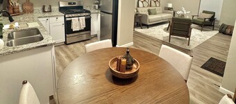 Cozy & Fancy 3BR Cottage Near Historic Downtown McKinney - Family Mid-Term Ready