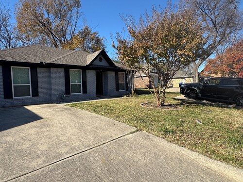 Cozy & Fancy 3BR Cottage Near Historic Downtown McKinney - Family Mid-Term Ready