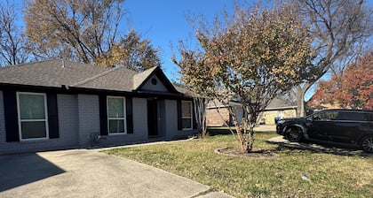 Cozy & Fancy 3BR Cottage Near Historic Downtown McKinney - Family Mid-Term Ready