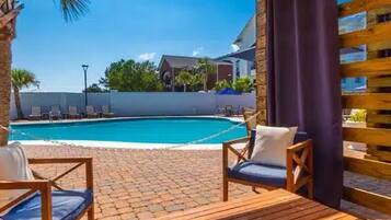 2 outdoor pools, free cabanas