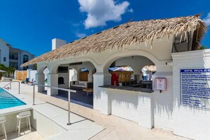 Bar junto a la piscina