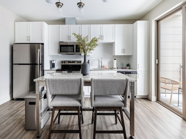 Standard Apartment (1 Bedroom) | Private kitchen | Fridge, microwave, oven, stovetop