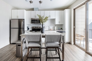 Appartement Standard (1 Bedroom) | Cuisine privée | Réfrigérateur, four à micro-ondes, un four, surface de cuisson