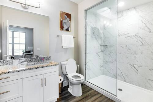 Apartment (1 Bedroom) | Bathroom | Free toiletries, hair dryer, heated floors, towels