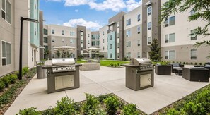 BBQ/picnic area - Landing Furnished Apartments - Maitland (Orlando)
