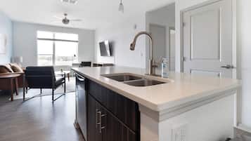 Apartment (1 Bedroom) | Private kitchen | Fridge, microwave, oven, stovetop