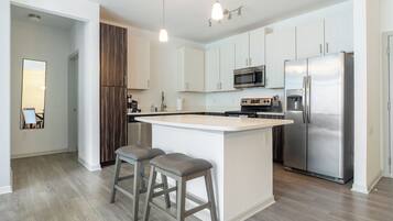 Apartment (2 Bedrooms) | Private kitchen | Fridge, microwave, oven, stovetop