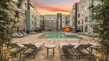 Outdoor pool, free pool cabanas