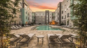 Outdoor pool, free cabanas - Landing Furnished Apartments - Maitland (Orlando)