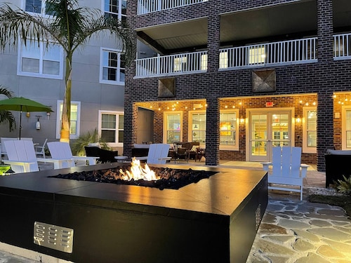 Landing Apartments near Edison Park Historic District