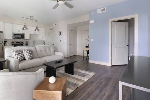 Appartement (2 Bedrooms) | Coin séjour | TV connectée de 50 pouces avec chaînes numériques