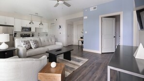 Apartamento (2 Bedrooms) | Área de estar | Smart TV 50 polegadas com canais digitais