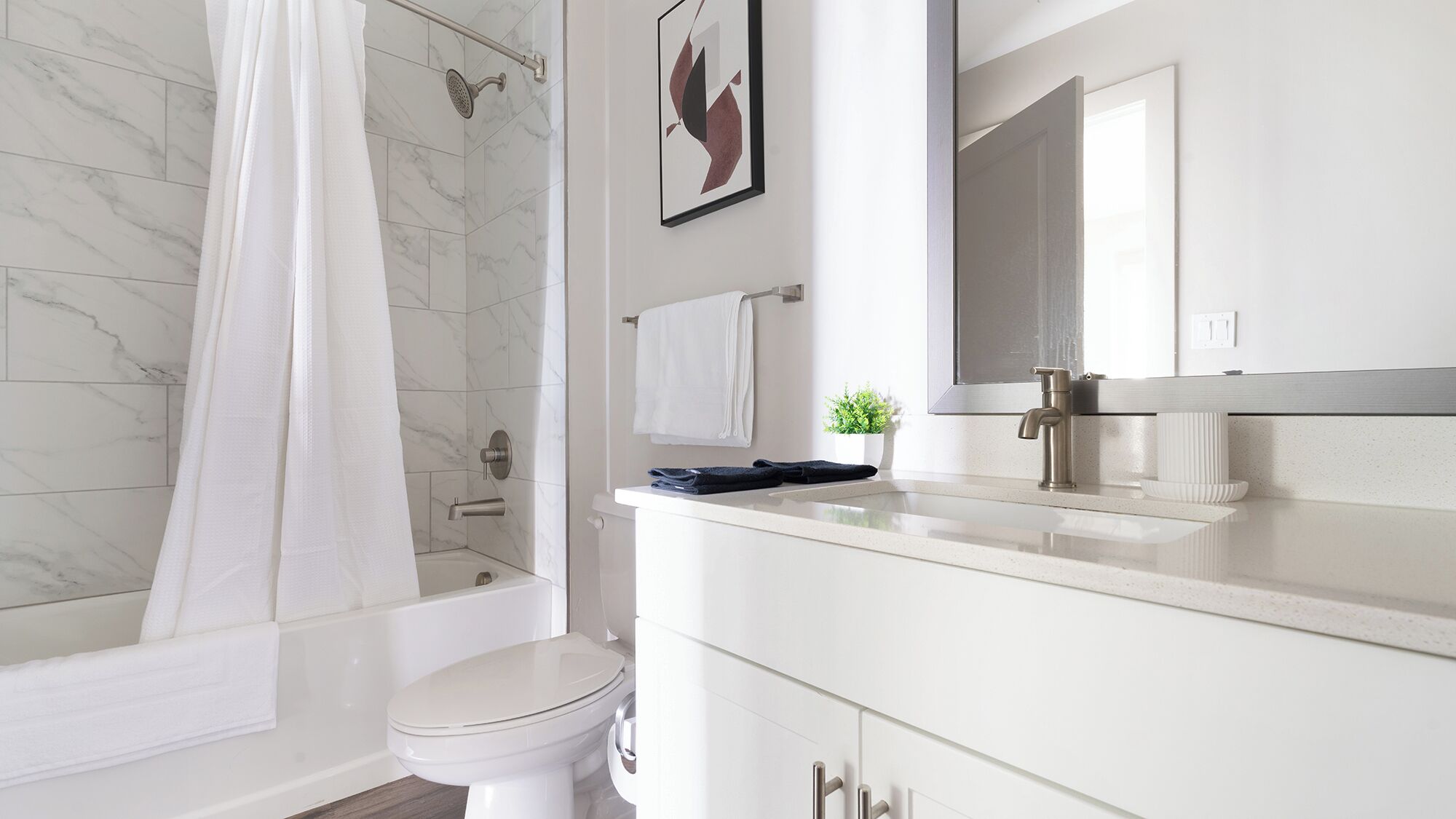 Un bagno moderno con doccia, servizi igienici e lavabo.