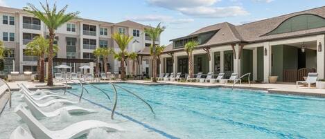 Una piscina al aire libre, cabañas de piscina gratuitas