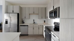 Apartment (1 Bedroom) | Private kitchen | Fridge, microwave, oven, stovetop - Landing Apartments at Perdido Key Beach Coast (Pensacola)