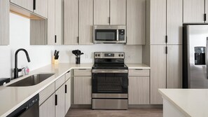 Refrigerador, microondas, horno, placa de cocina