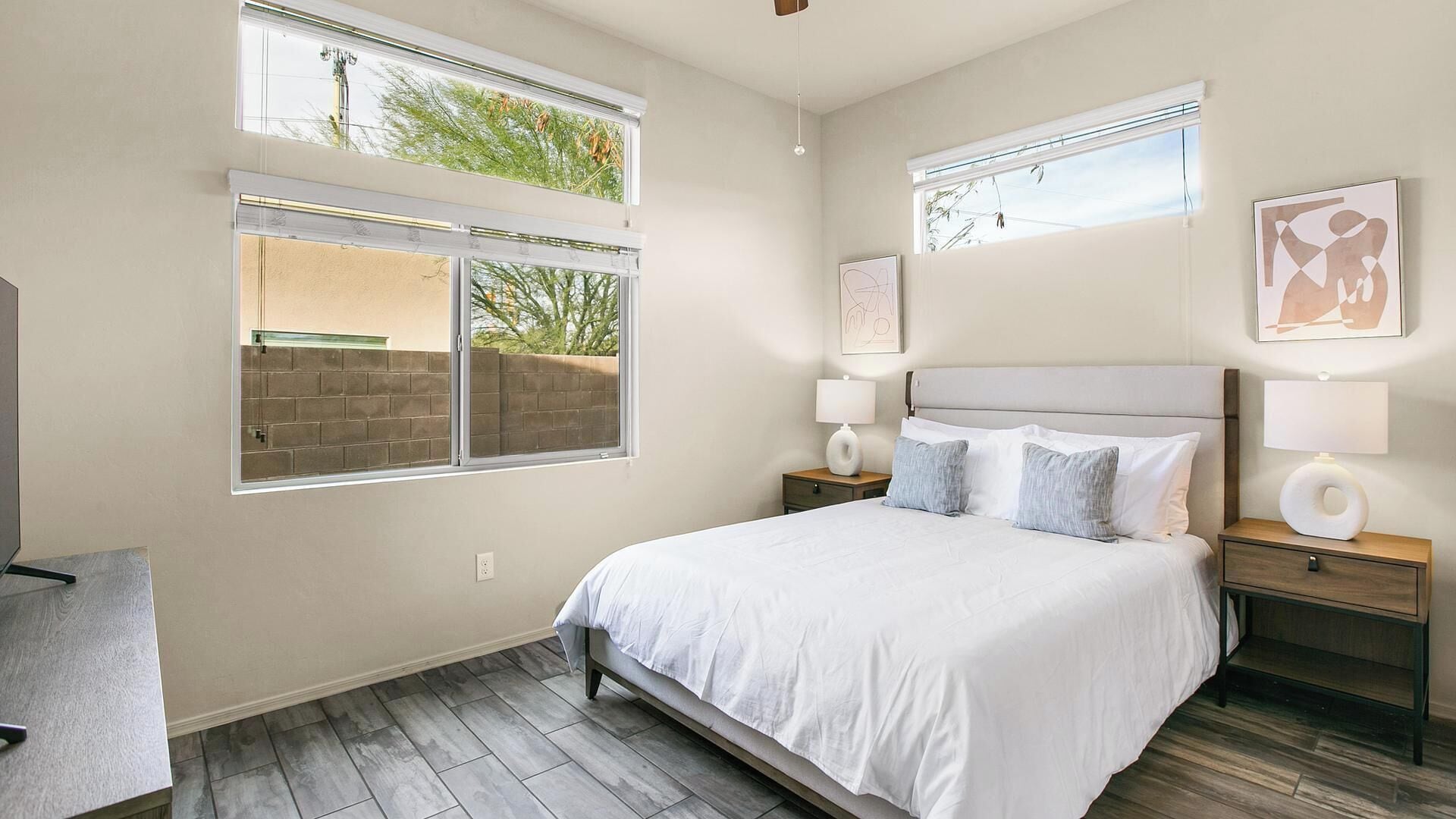 1 habitación, decoración personalizada, muebles diferentes y escritorio 