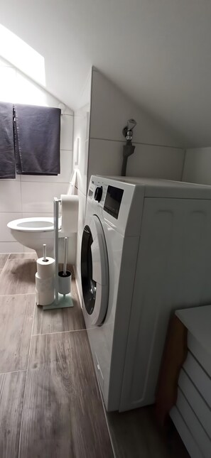 Douche, sèche-cheveux, serviettes fournies