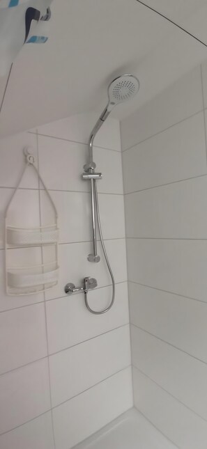 Dusj, hårføner og håndklær