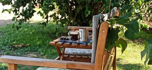 A wooden bench with a table, a metal pitcher, and a glass mug. - Alb-Biosphere Holiday Apartment (Ingstetten)