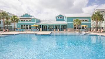 2 hồ bơi ngoài trời, ghế dài tắm nắng