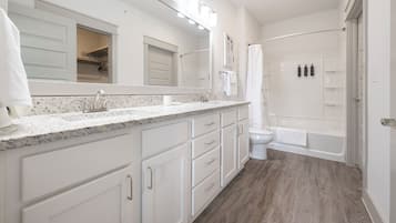 Apartment (1 Bedroom) | Badezimmer | Kostenlose Toilettenartikel, Haartrockner, Handtücher, Seife