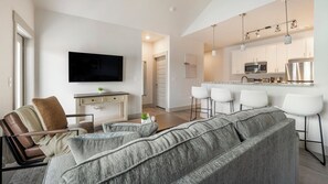 Căn hộ (2 Bedrooms) | Khu phòng khách | Smart TV 50-inch có truyền hình kỹ thuật số 