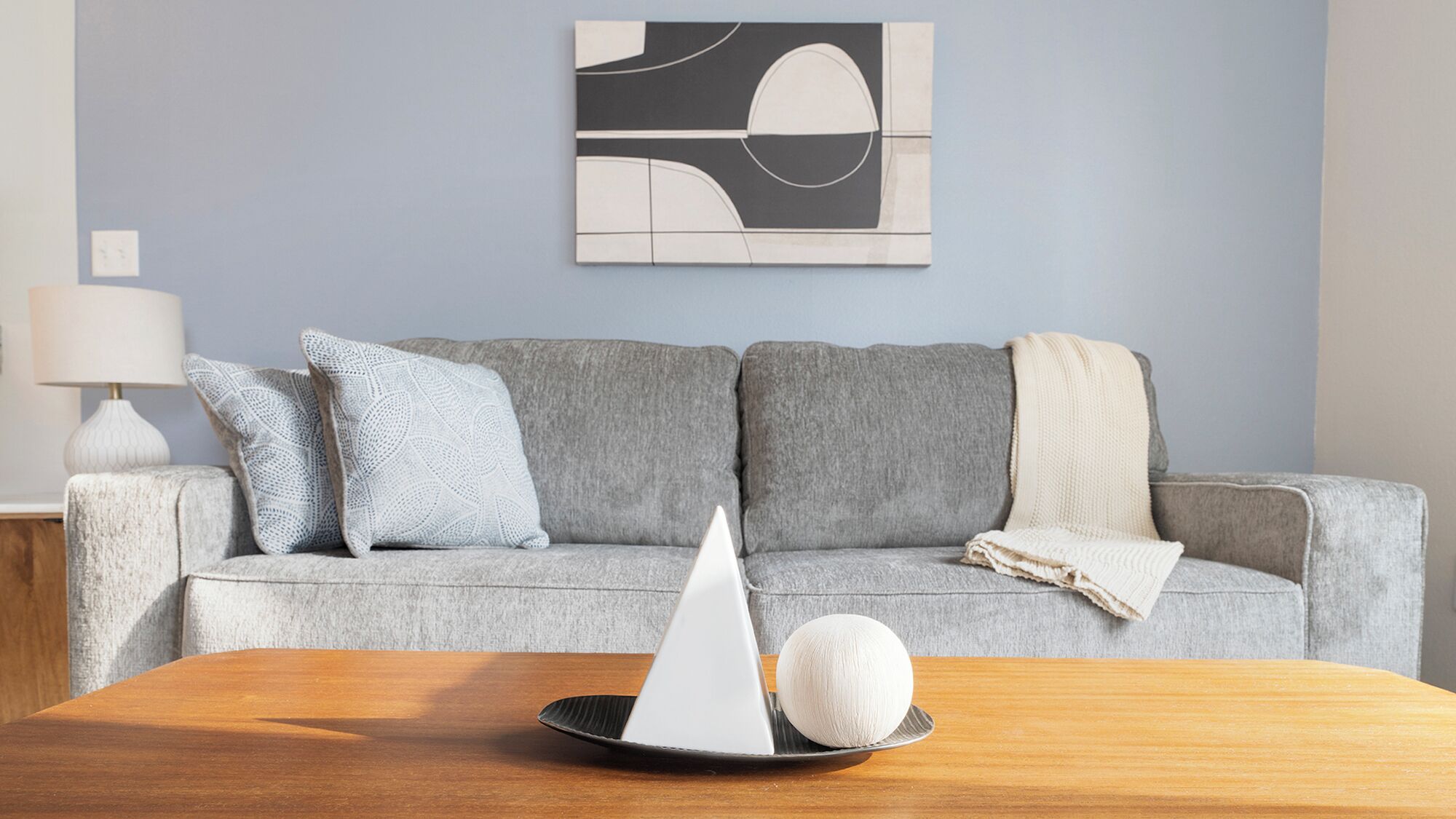 Căn hộ (1 Bedroom) | Khu phòng khách | Smart TV 50-inch có truyền hình kỹ thuật số 