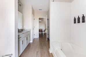 Apartment (1 Bedroom) | Bathroom