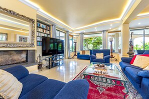 TV - Casa do Monte - a majestic 8 bedroom villa with spectacular gardens (Albufeira)