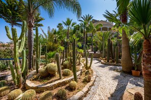 Property grounds - Casa do Monte - a majestic 8 bedroom villa with spectacular gardens (Albufeira)