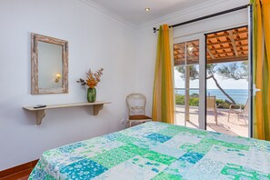 Tabla de planchar con plancha, wifi gratis y ropa de cama 