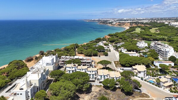 A coastal residential area with buildings, a beach, and a clear view of the sea. - Villa Moises  - an excellent property 500 mts from the famous Falésia beach (Albufeira)