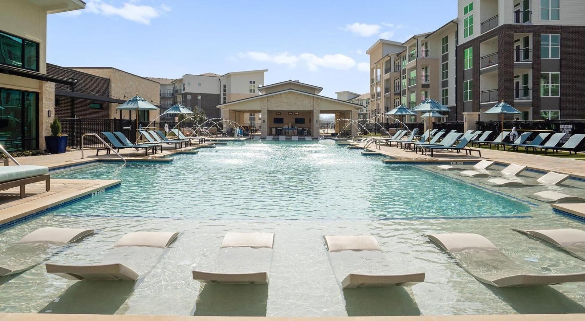 Outdoor pool, free cabanas, sun loungers