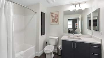 Apartment (1 Bedroom) | Bathroom | Free toiletries, hair dryer, towels, soap