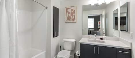 Lejlighed (1 Bedroom) | Badeværelse | Gratis toiletartikler, hårtørrer, håndklæder, Sæbe