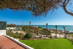 Property grounds - Villa Petit Mimao is a semi detached cottage in the most spectacular location (Albufeira)