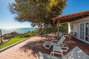 Terrace/patio - Villa Petit Mimao is a semi detached cottage in the most spectacular location (Albufeira)