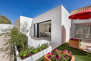 Outdoor dining - Villa AL Fresco, a cosy villa with fabulous exterior areas & private pool (Guia)
