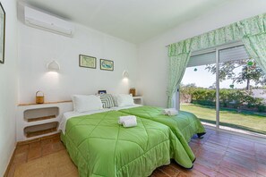 5 bedrooms, iron/ironing board, free WiFi, bed sheets - Villa Bolota, a traditional style house with 5 bedrooms & 3 bathrooms (Albufeira)