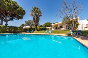 Pool - Villa Bolota, a traditional style house with 5 bedrooms & 3 bathrooms (Albufeira)
