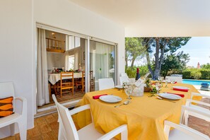 Outdoor dining - Villa Bolota, a traditional style house with 5 bedrooms & 3 bathrooms (Albufeira)