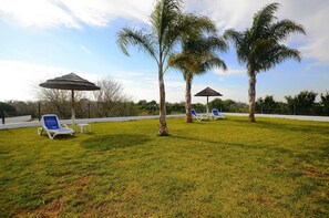 Property grounds - Villa Casa das Amendoeiras, a lovely 4 bedroom villa with private pool (Alcantarilha)