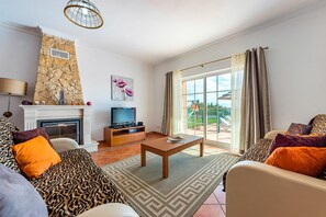 TV, fireplace - Villa da Horta, a beautiful extensive villa in a peaceful location (Alcantarilha)