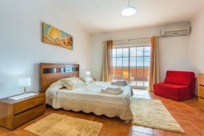 4 bedrooms, iron/ironing board, free WiFi, bed sheets - Villa da Horta, a beautiful extensive villa in a peaceful location (Alcantarilha)