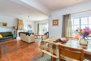 TV, fireplace - Villa da Horta, a beautiful extensive villa in a peaceful location (Alcantarilha)