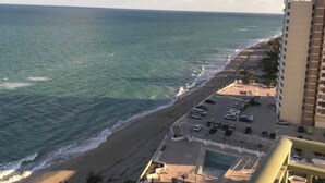 Hotel a primera línia de platja amb piscina, accés directe a la platja i vistes a l'oceà.