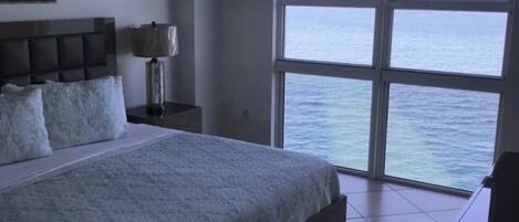 Strykejern/-brett, internettilgang og sengetøy