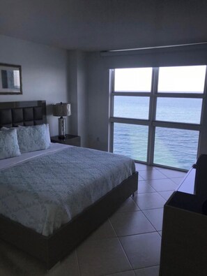 Iron/ironing board, Internet, bed sheets - Spacious 3-bedroom apartment with AC in enchanting Hallandale Beach (Hallandale Beach)